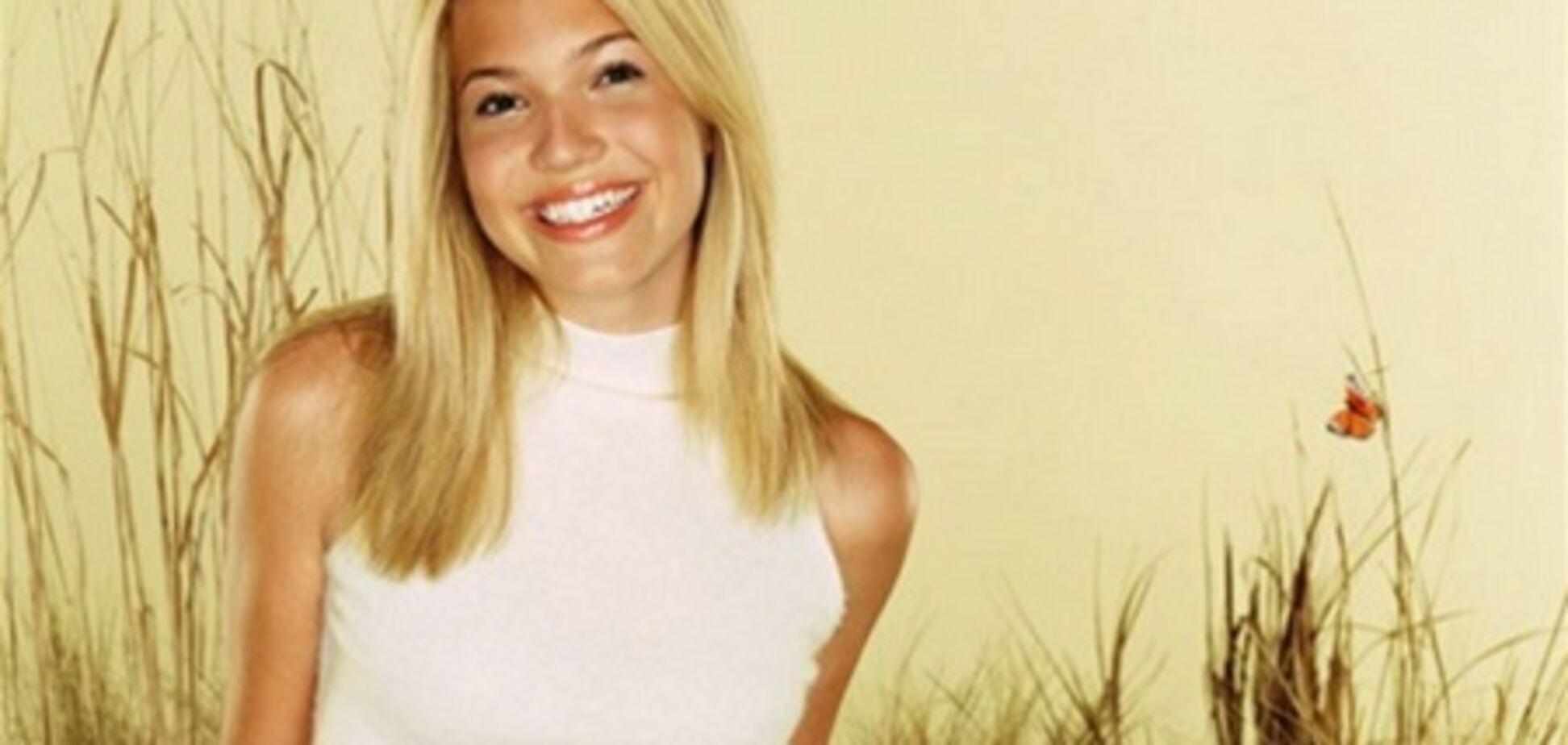 Страшно улыбчивая Мэнди Мур в золотых колосьях