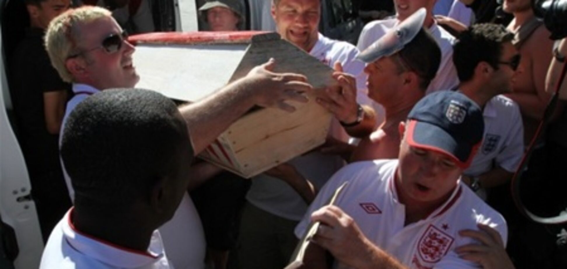 Английские фанаты принесли в центр Донецка гроб