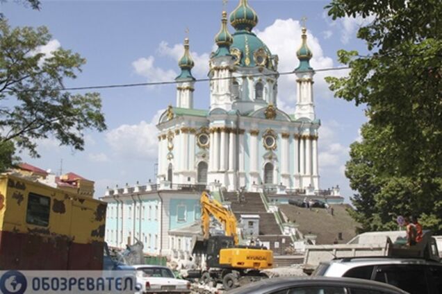 На пешеходном Андреевском спуске ездят автомобили