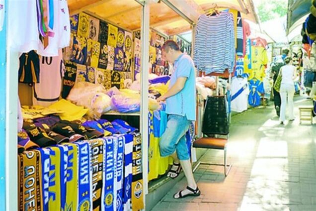 Украинские продавцы зарабатывают на сувенирах Евро астрономические деньги