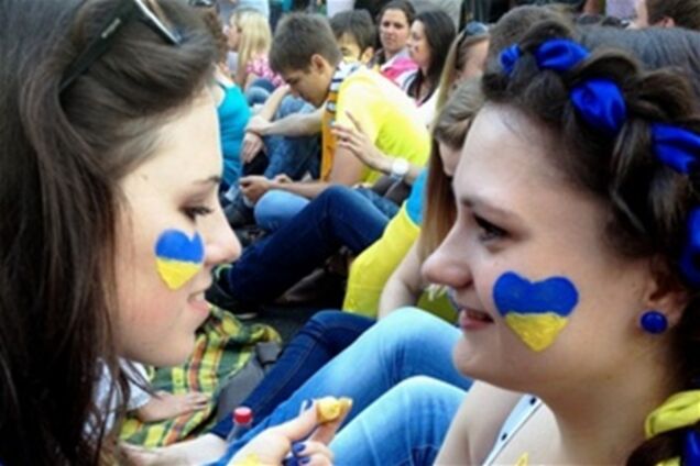 Чтобы привлечь внимание, шведы танцуют, английские фаны поют, а украинцы – фотографируются на память