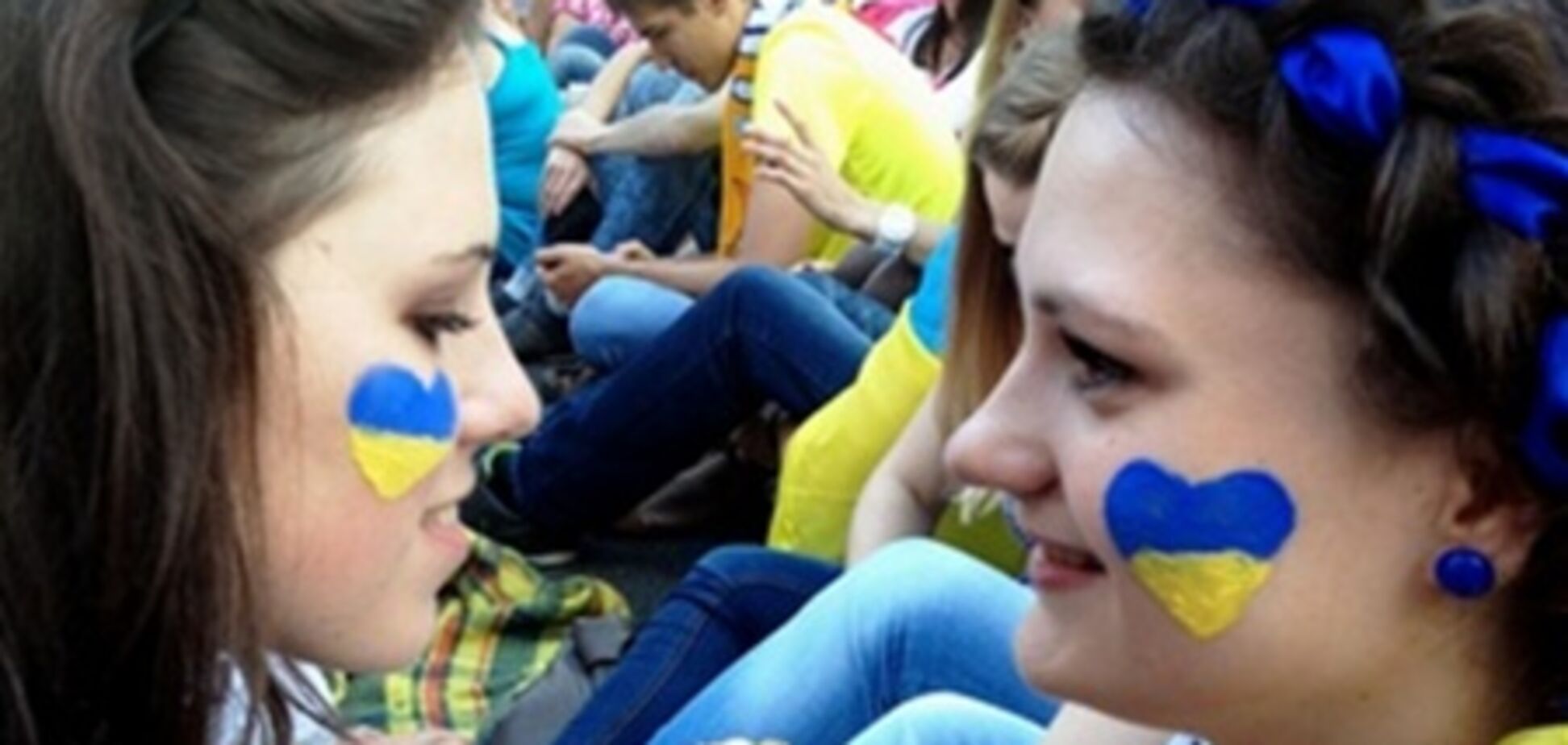 Чтобы привлечь внимание, шведы танцуют, английские фаны поют, а украинцы – фотографируются на память