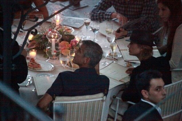 Джордж Клуни наслаждается компанией Стейси. Фото
