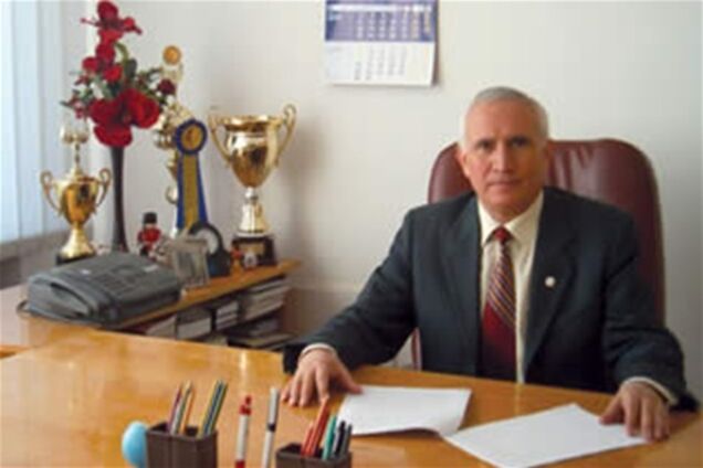 Декана УжгНУ арештовано за хабар