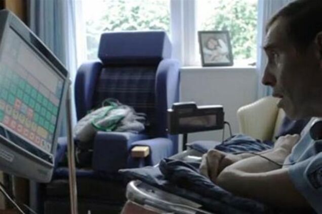 Полностью парализованный человек научился общаться в Twitter