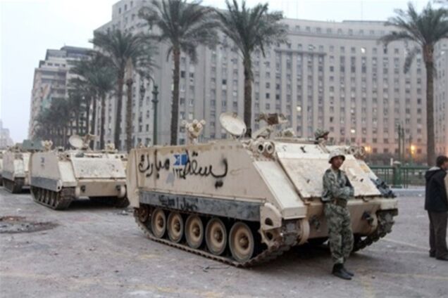 К египетской столице стягивают бронетехнику