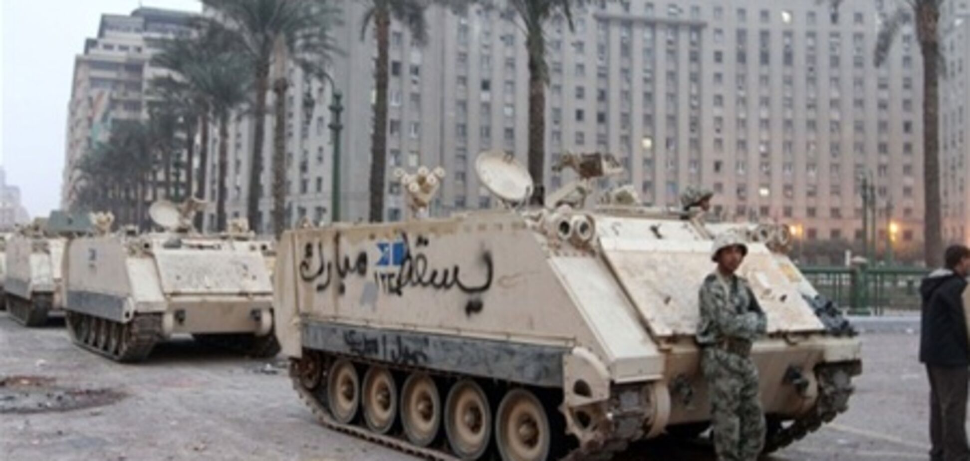К египетской столице стягивают бронетехнику