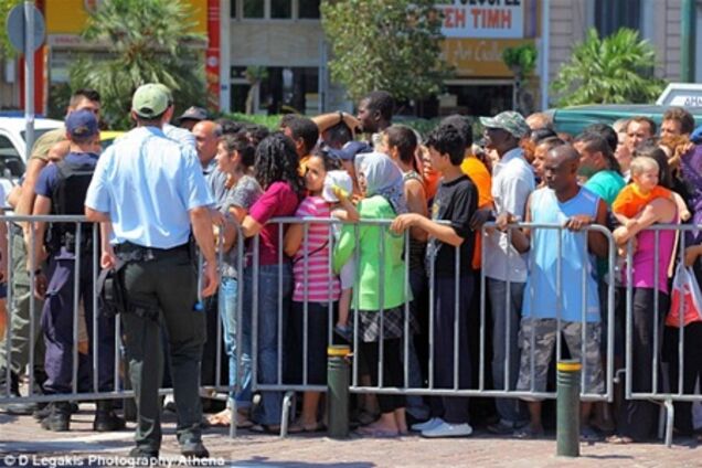 Голодающие жители Афин стоят в очереди за бесплатными фруктами