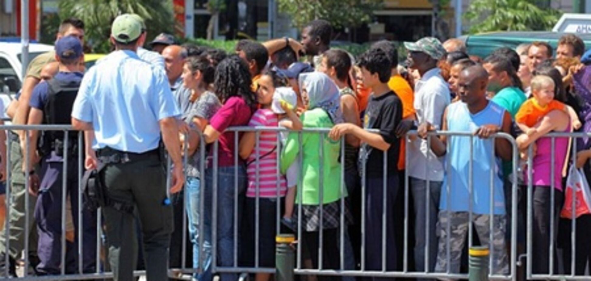 Голодающие жители Афин стоят в очереди за бесплатными фруктами