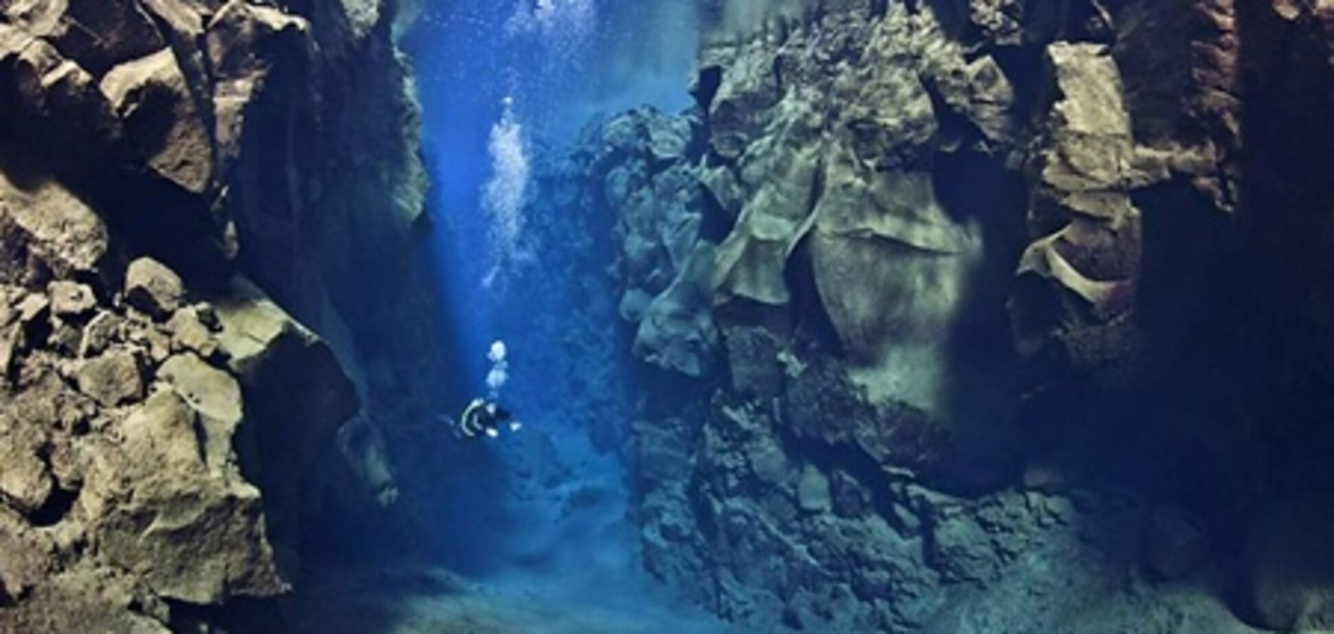 Погружение между двух тектонических плит