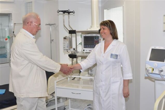 Азаров открыл перинатальный центр в Днепропетровске