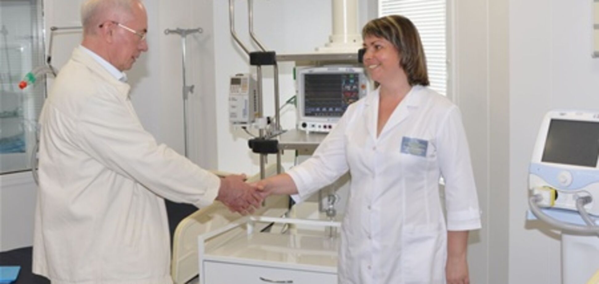 Азаров открыл перинатальный центр в Днепропетровске