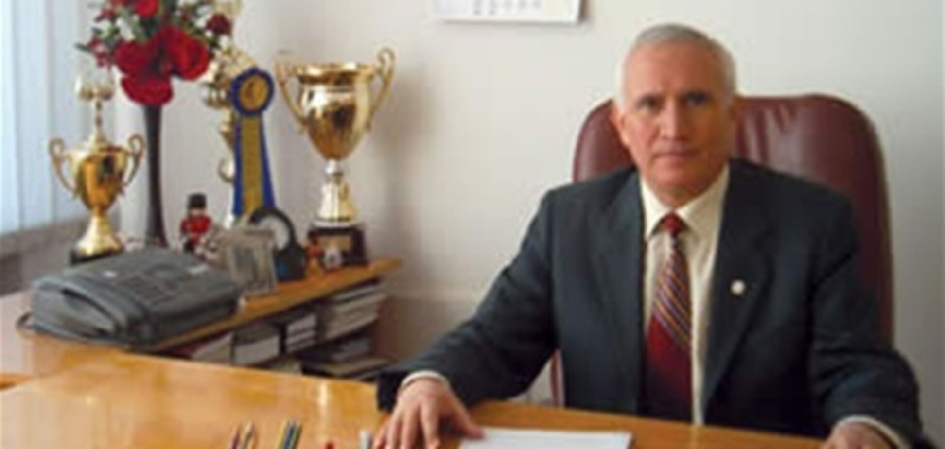 В кабинете декана УжНУ нашли букет из денег