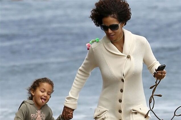 Холли Берри резвится на пляже с дочерью.Фото