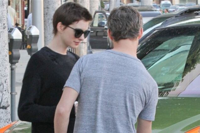 Шульман ухаживает за Хэтэуэй после ленча. Фото