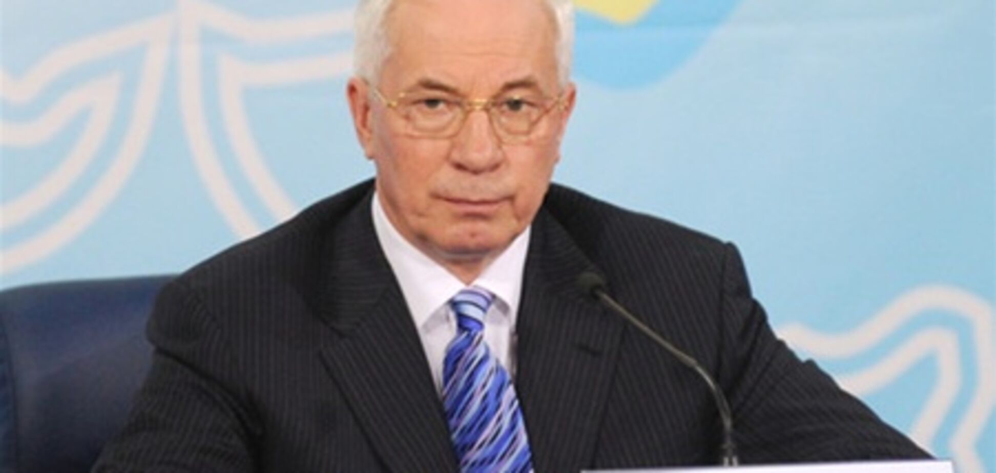 Азаров поздравил молодежь с праздником