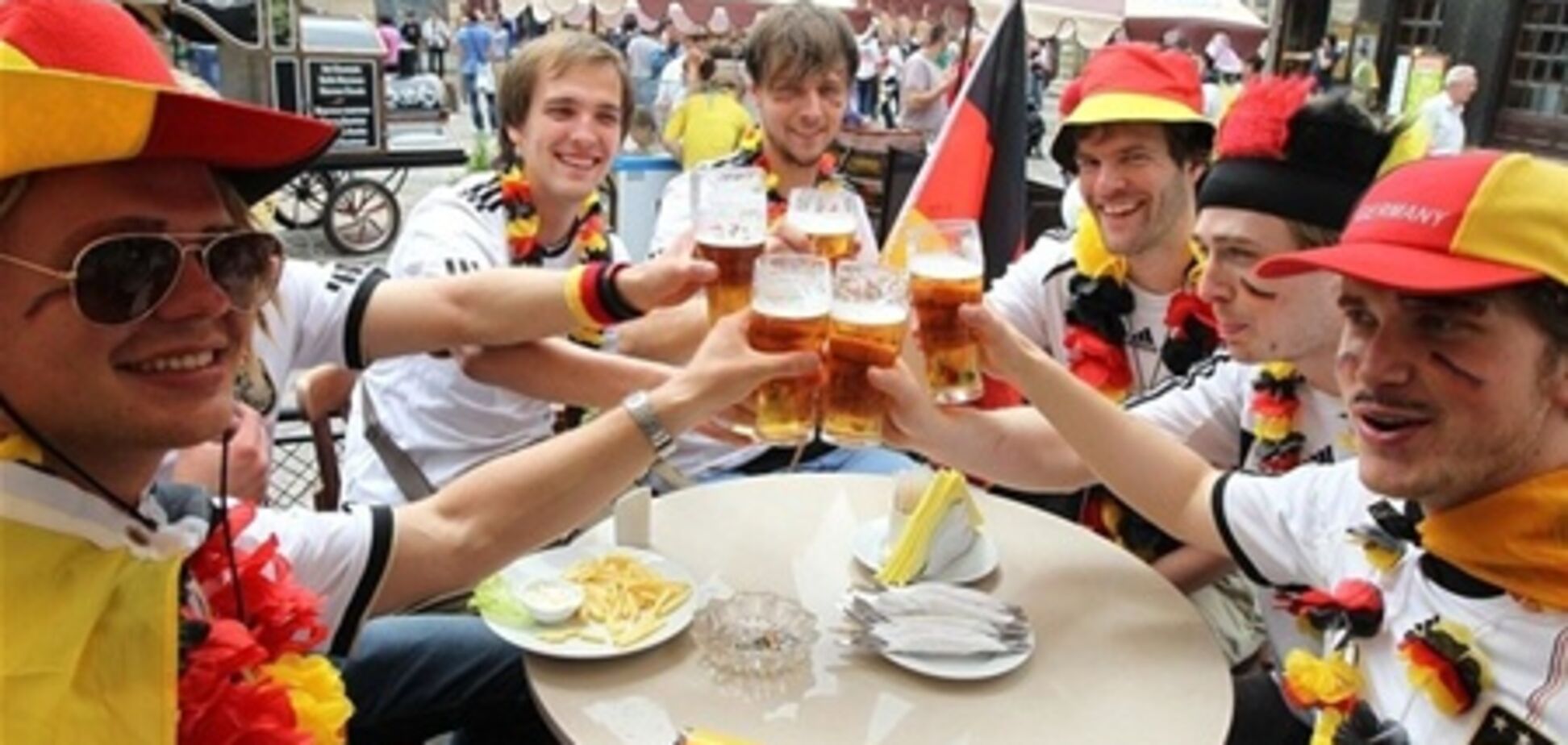 Еврофаны тратят на еду больше 300 гривен в день