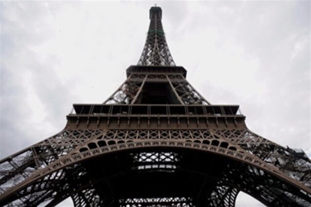 Мужчина покончил с собой, спрыгнув с Эйфелевой башни