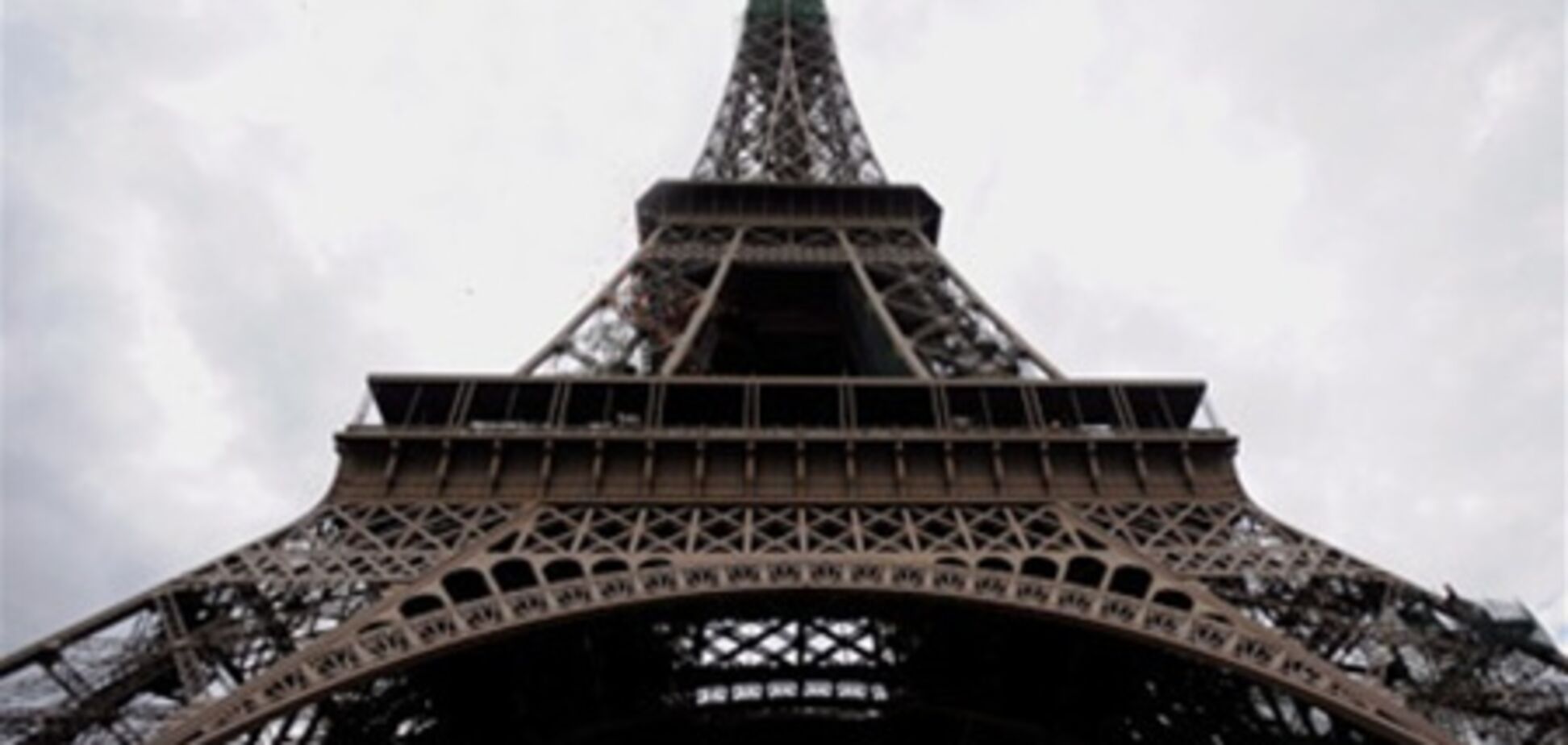 Мужчина покончил с собой, спрыгнув с Эйфелевой башни