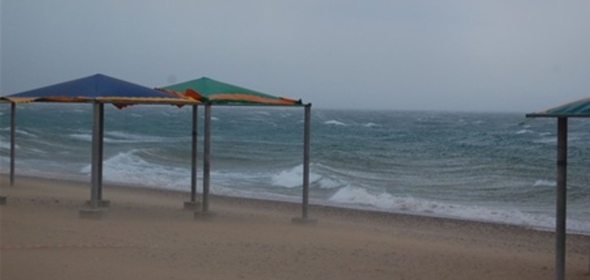 Буря в Евпатории: людей уносило в море на матрасах