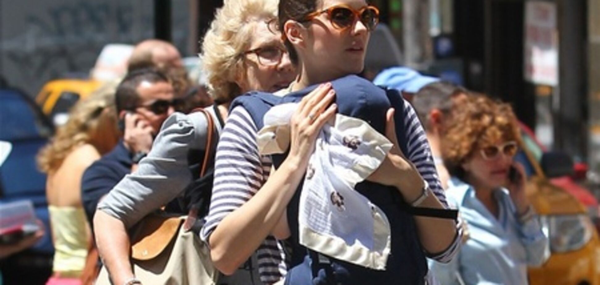 Марион Котийяр переходит на другую сторону. Фото