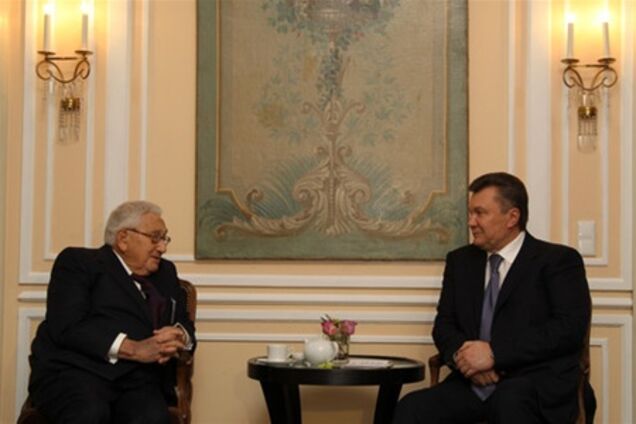 Янукович обсудил с Киссинджером развитие Украины
