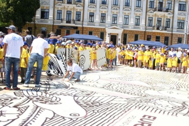 На Софійській площі зібрали гігантську марку-пазл