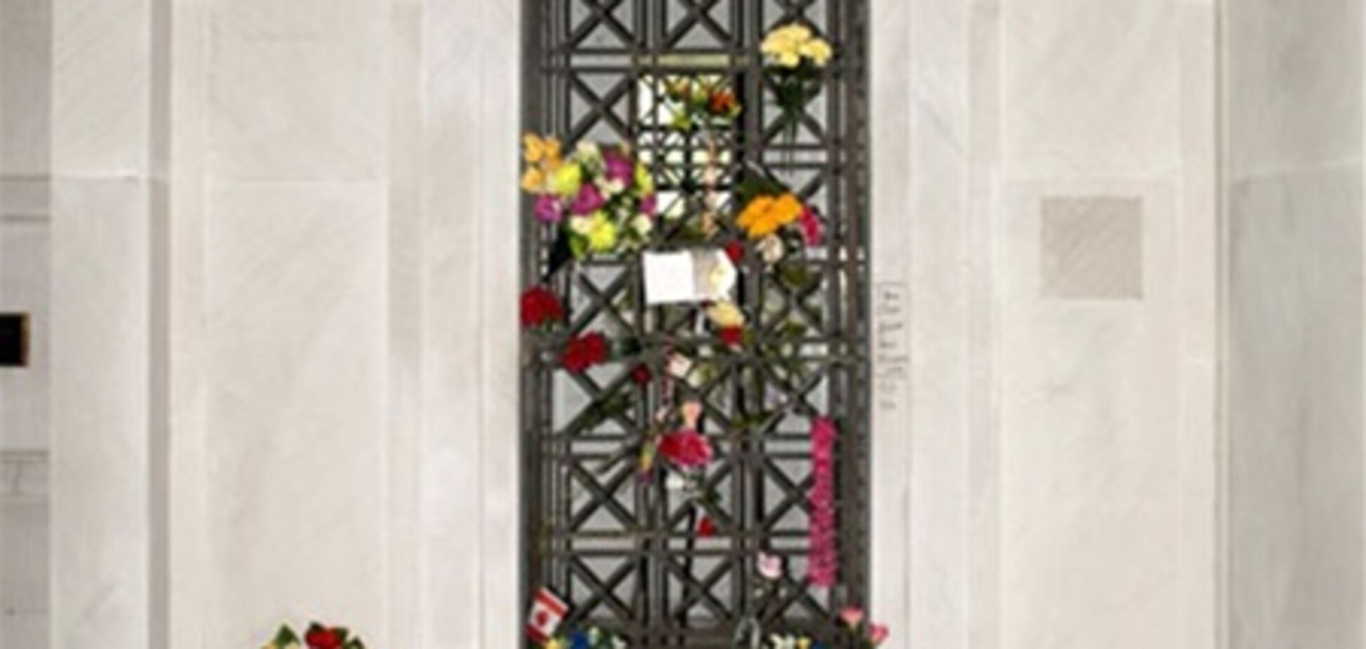 Аукционный дом снял с торгов склеп Элвиса Пресли