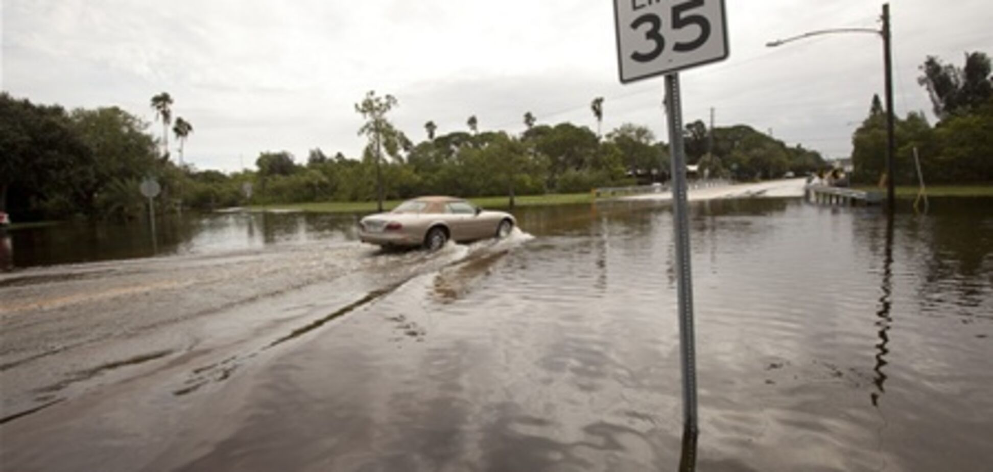 Во Флориде объявлен режим ЧП из-за надвигающегося шторма
