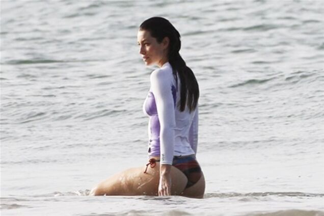 Джессика Бил сверкнула ягодицами. Фото