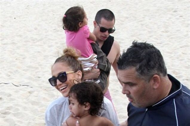 Лопес выбралась на пляж с детьми и Каспером. Фото