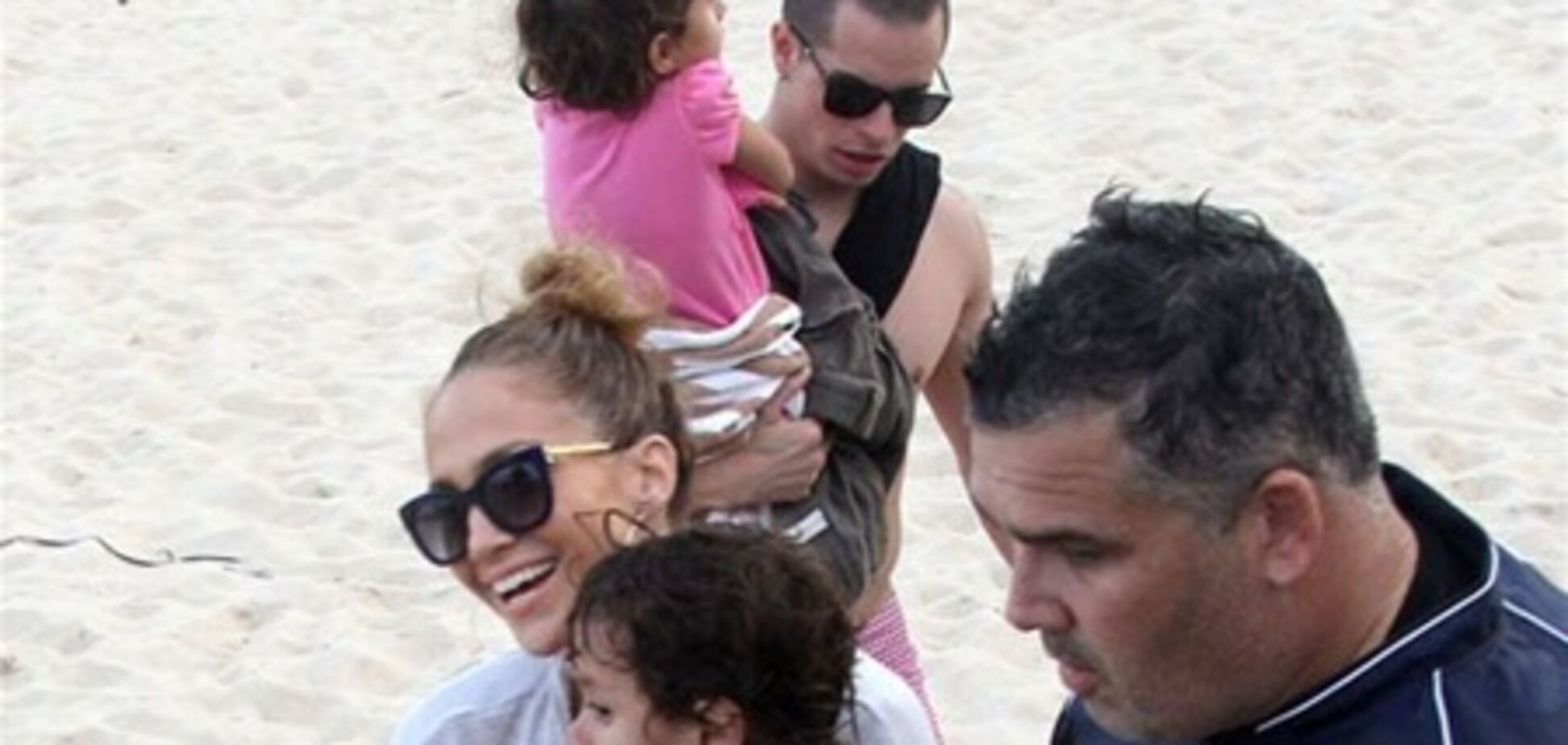 Лопес выбралась на пляж с детьми и Каспером. Фото