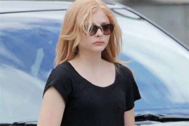 Суровая Хлоя Морец на съемках хоррора 'Кэрри'