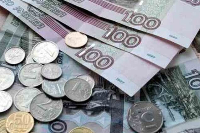 Рубль на межбанке дешевеет