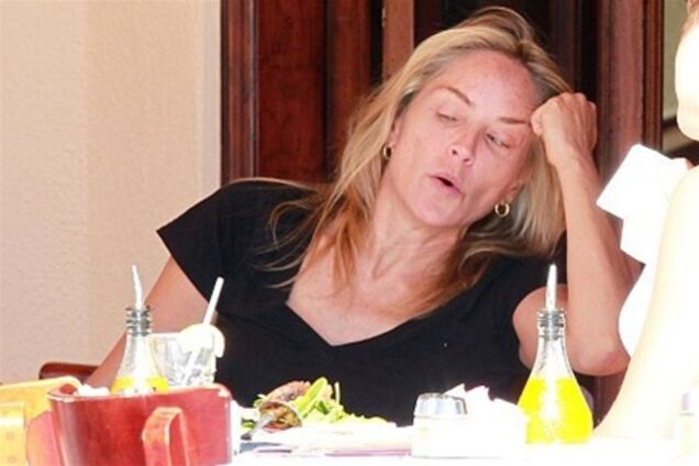 Молодой бойфренд вымотал Шэрон Стоун 