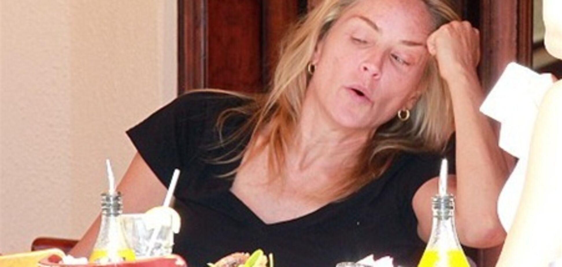 Молодой бойфренд вымотал Шэрон Стоун