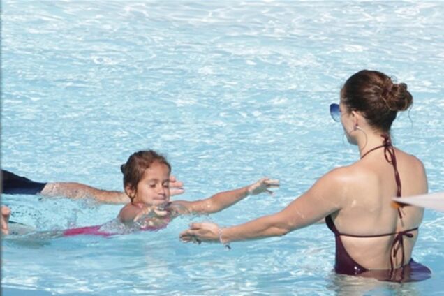 Дженнифер Лопес учит детей держаться на плаву. Фото