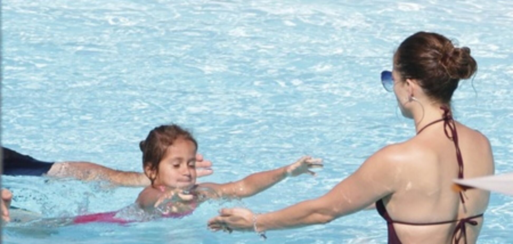 Дженнифер Лопес учит детей держаться на плаву. Фото