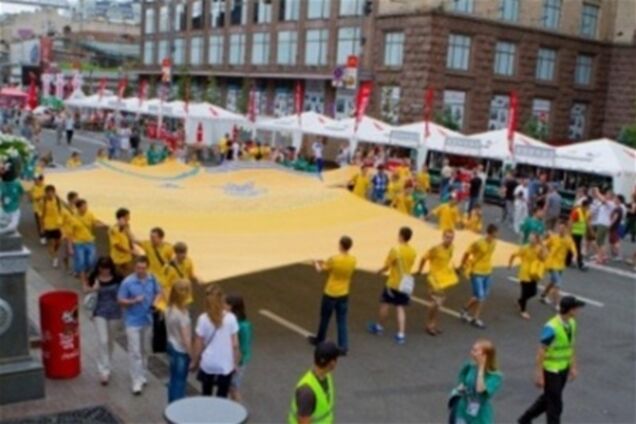 Фанаты презентовали Блохину огромную футболку