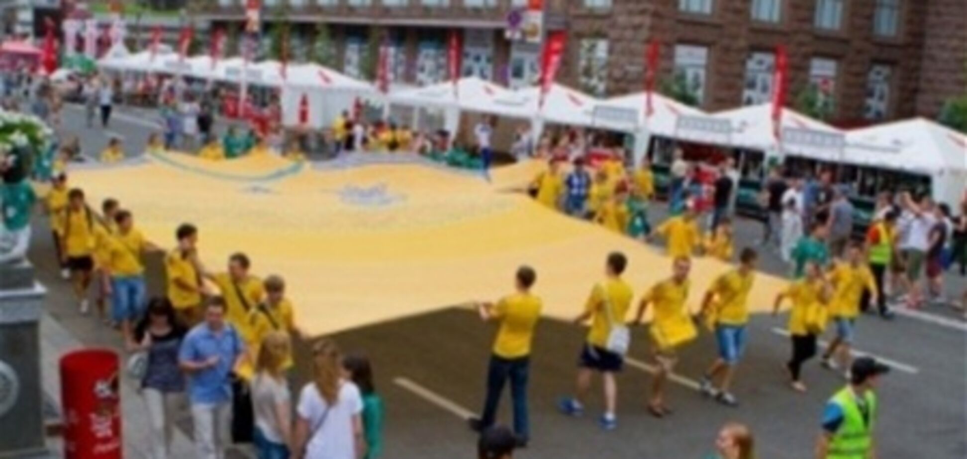 Фанаты презентовали Блохину огромную футболку