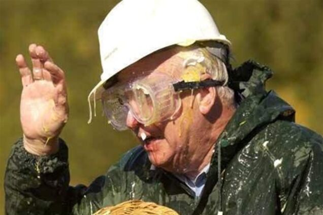 В Англии провели чемпионат по метанию яиц. Видео