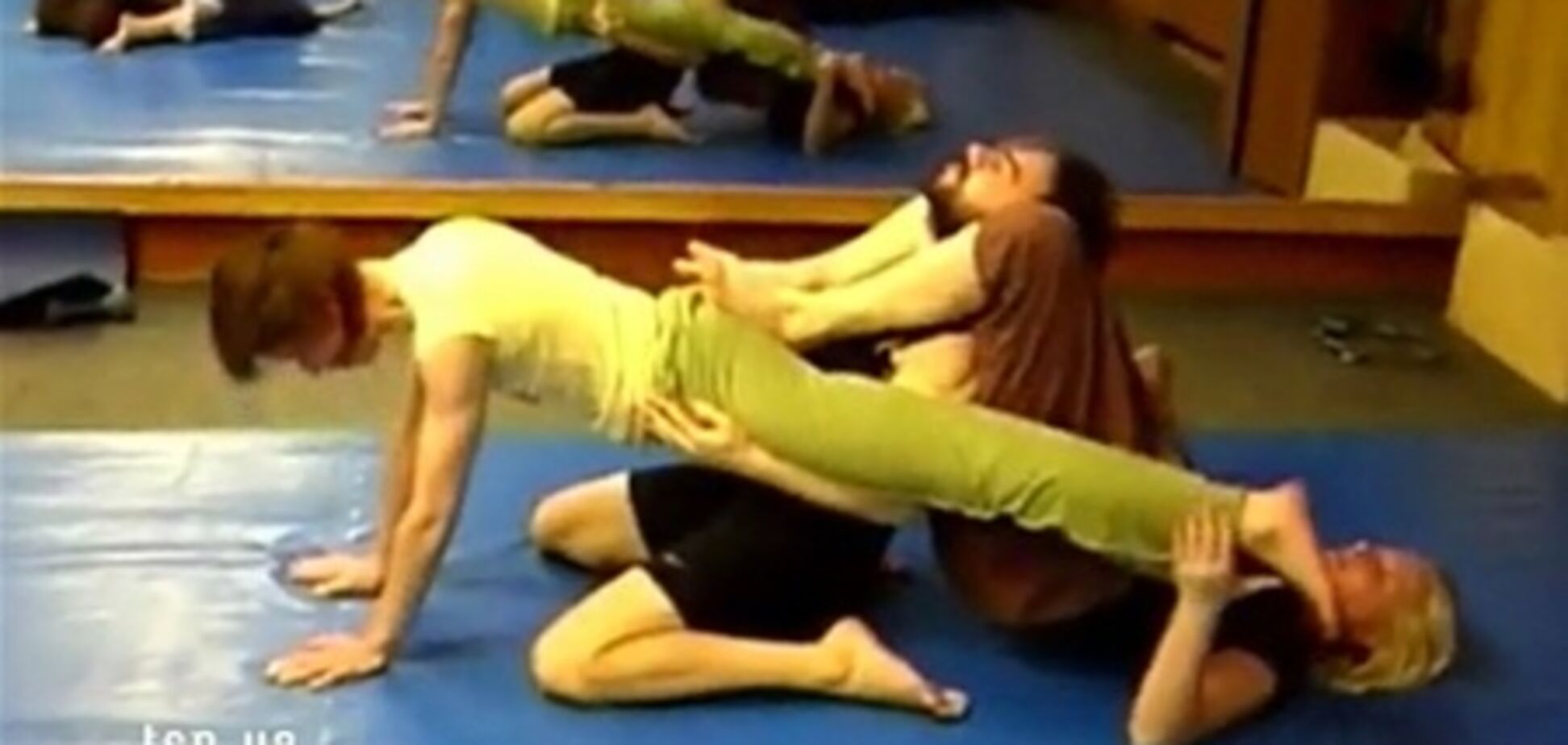 В Киеве завуч сдавал в аренду спортзал для занятий тантрическим сексом. Видео