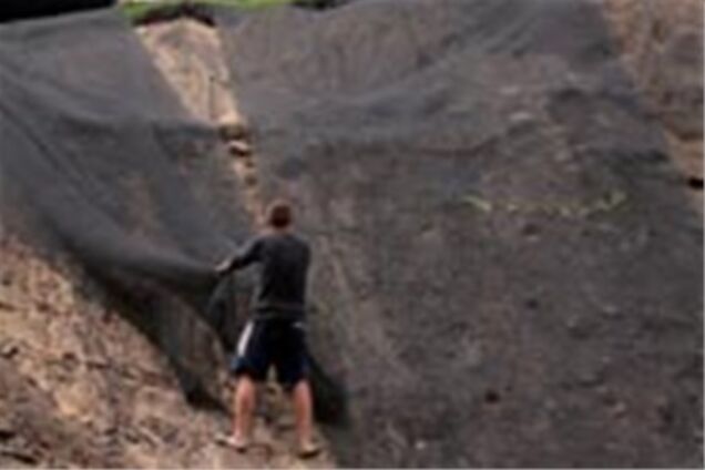 Под Андреевской церковью начал 'съезжать' склон. Фото