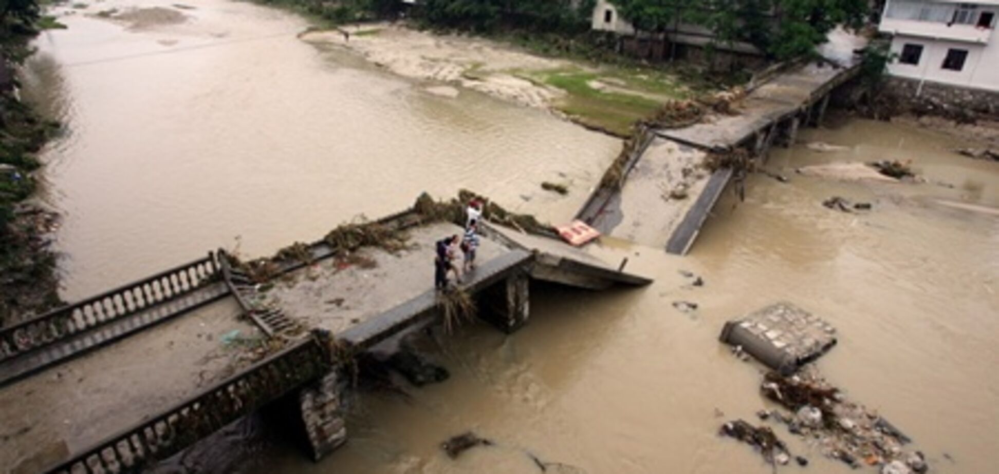 Зсуви в Китаї: десятки загиблих і зниклих без вести