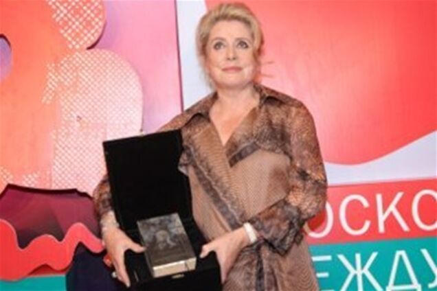 Глава Мінкультури РФ забув віддати Катрін Деньов приз