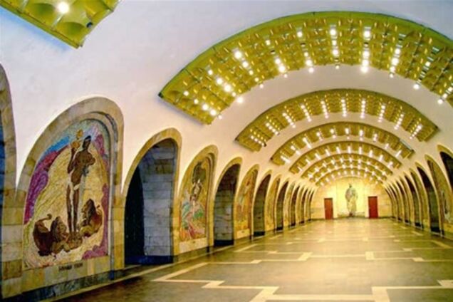 У Азарбайджане придумали штрафувати за притримування дверей у вагонах метро