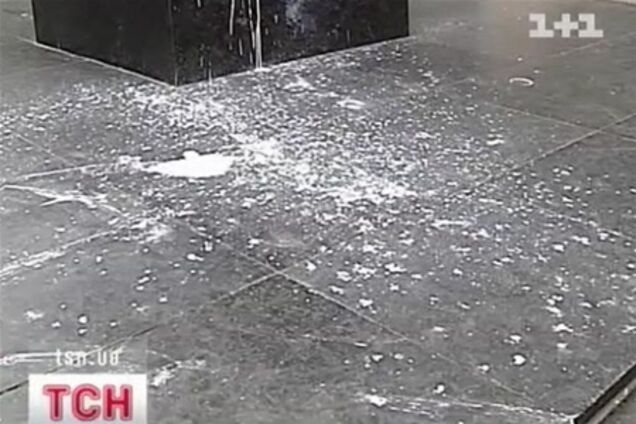 Вандалы облили краской памятник Гоголю. Видео