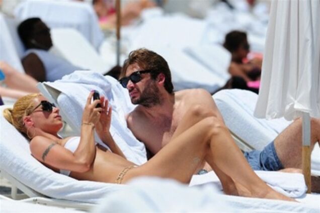 Мишель Хунцикер и Томас Труссарди позируют в Майами