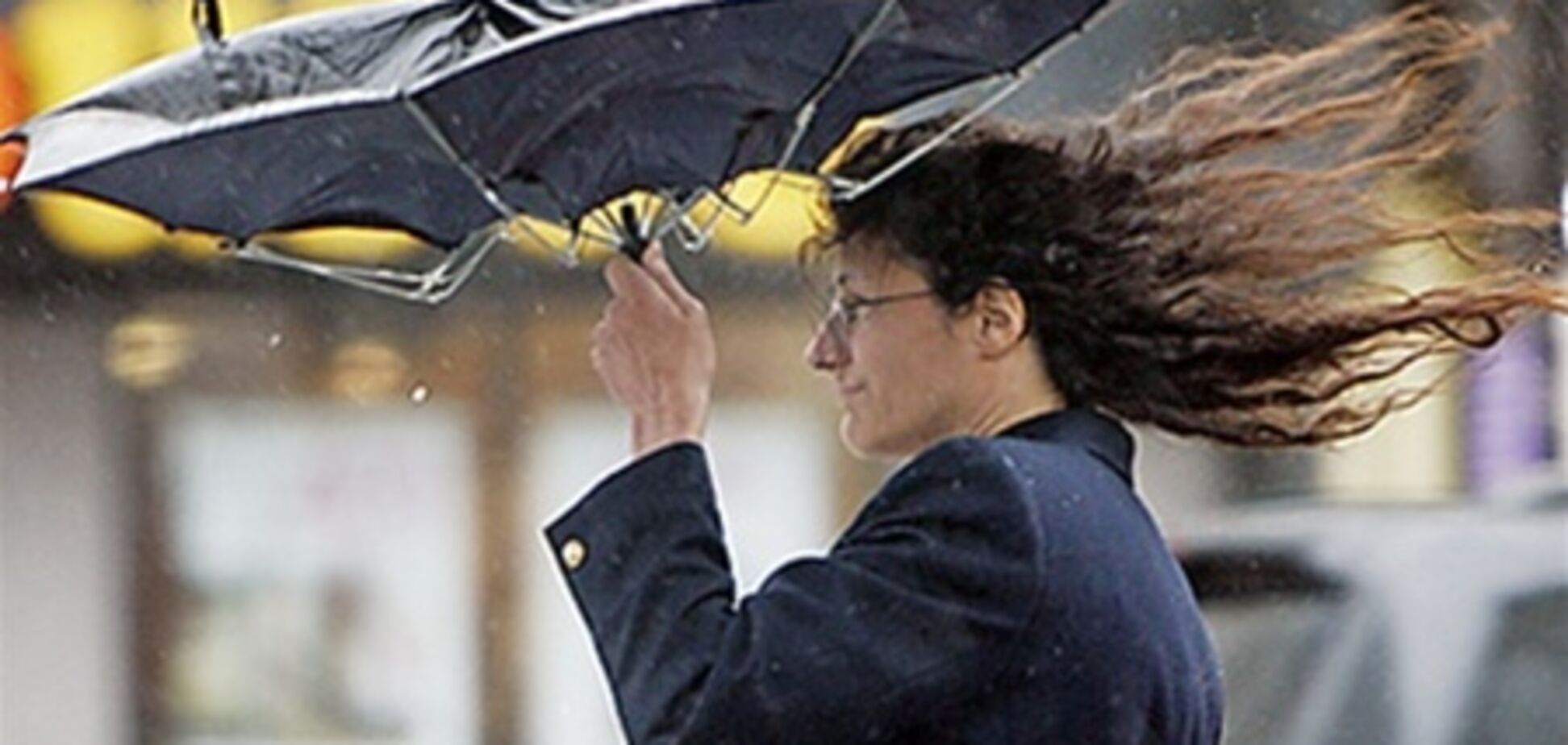 Ураган в Луганске сносил крыши и вырывал деревья