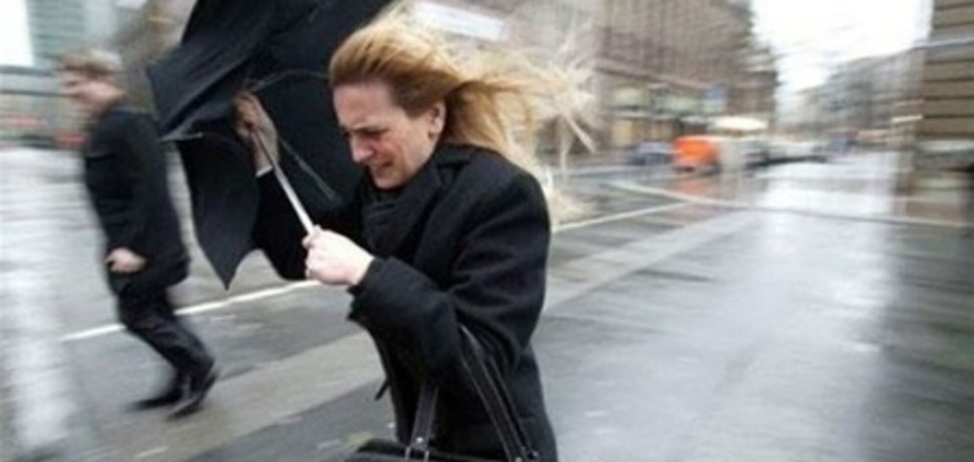 В Луганске сильный ветер унес коляску с ребенком